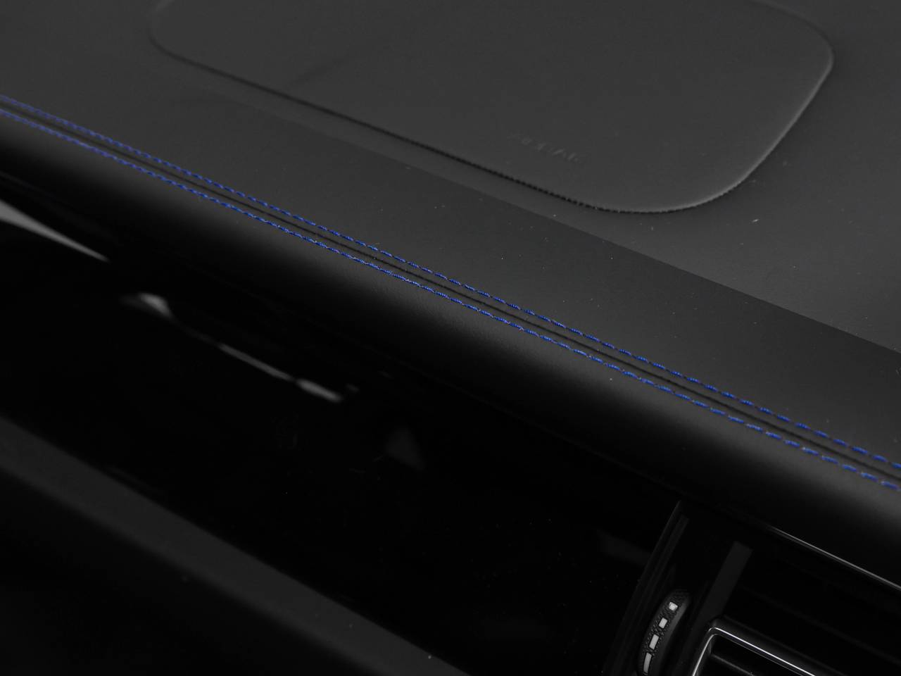 2023 Porsche Macan Macan T (MY23)