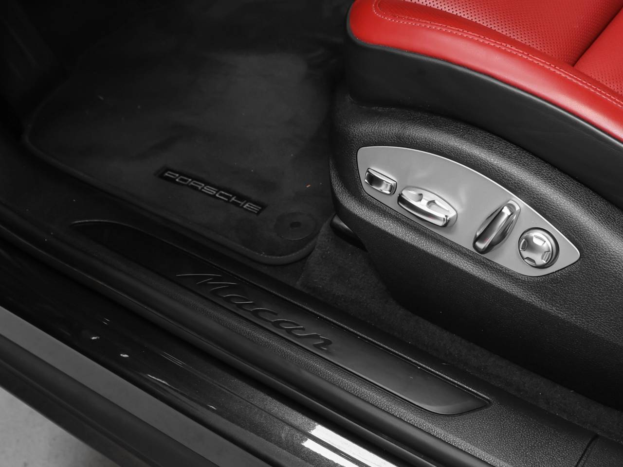 2023 Porsche Macan Base