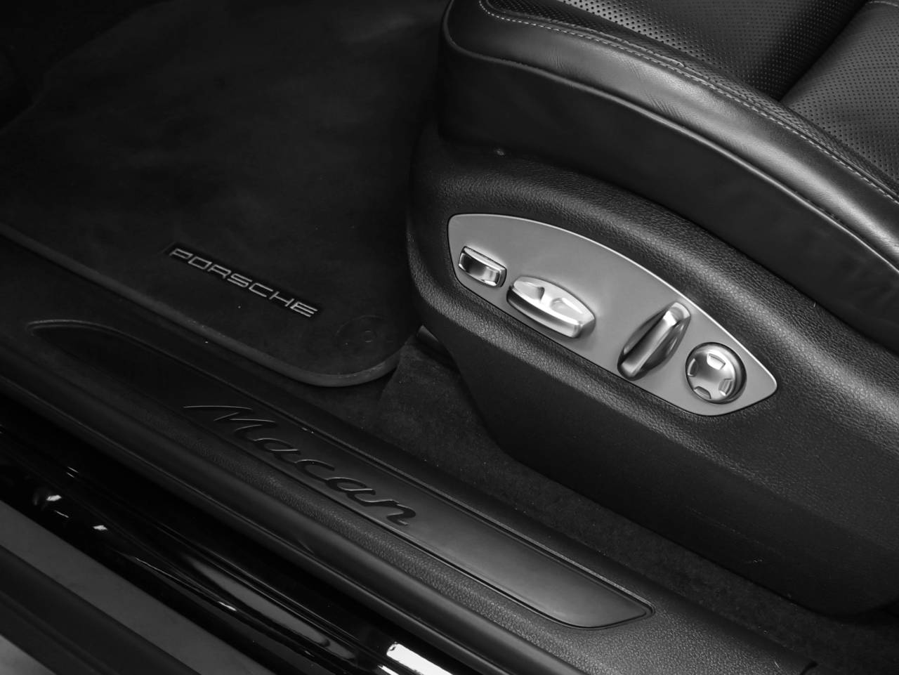 2023 Porsche Macan Base