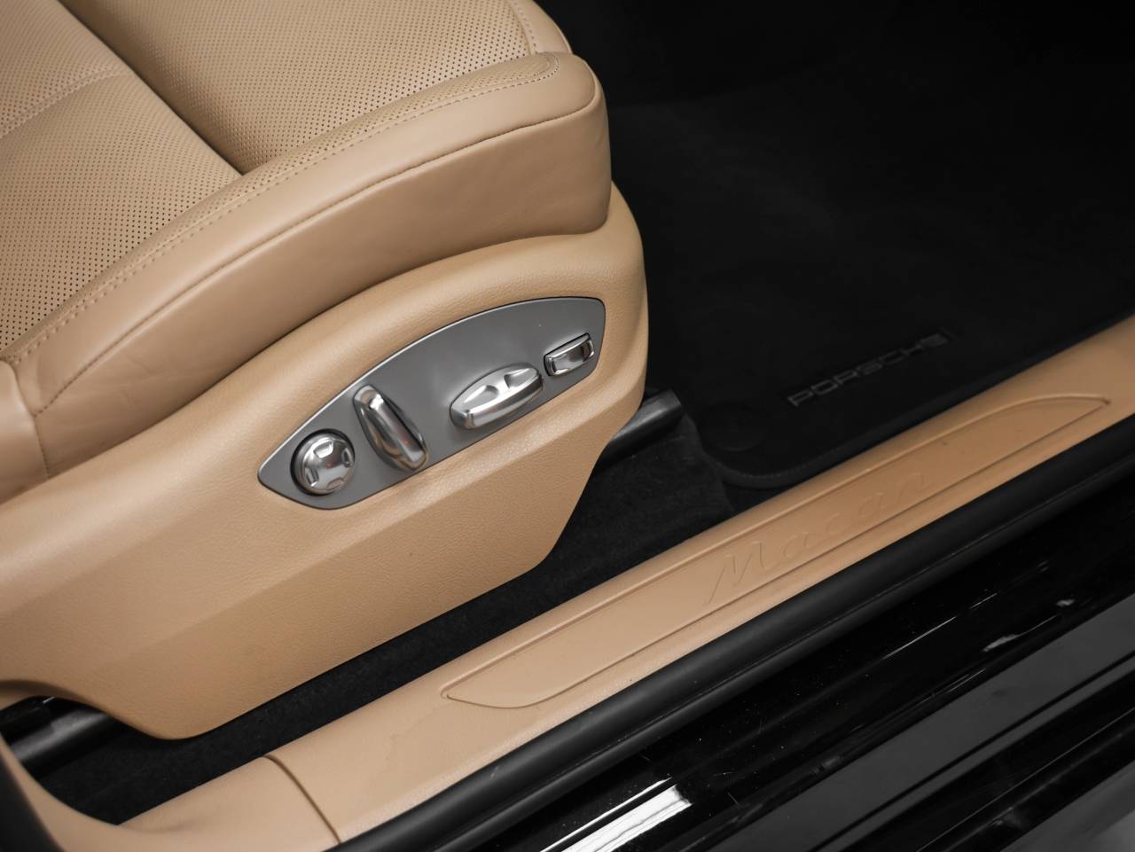 2023 Porsche Macan Base