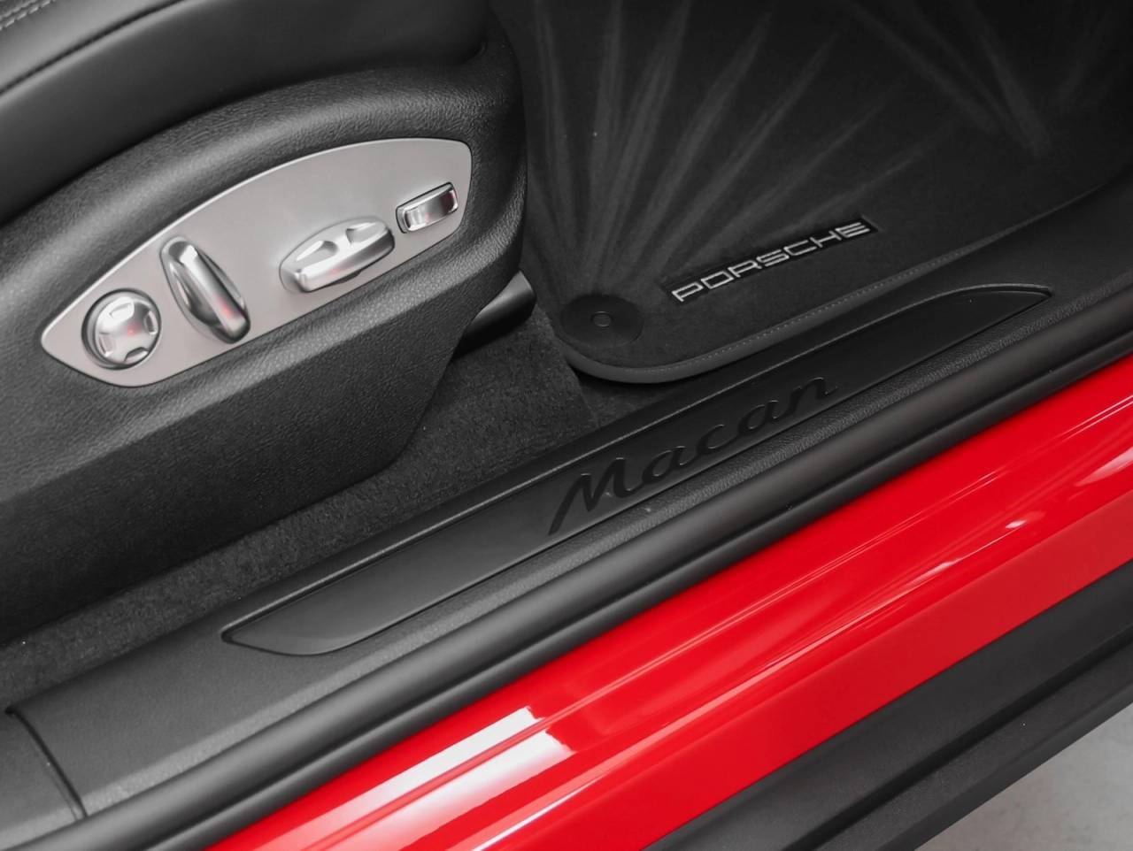 2025 Porsche Macan Base