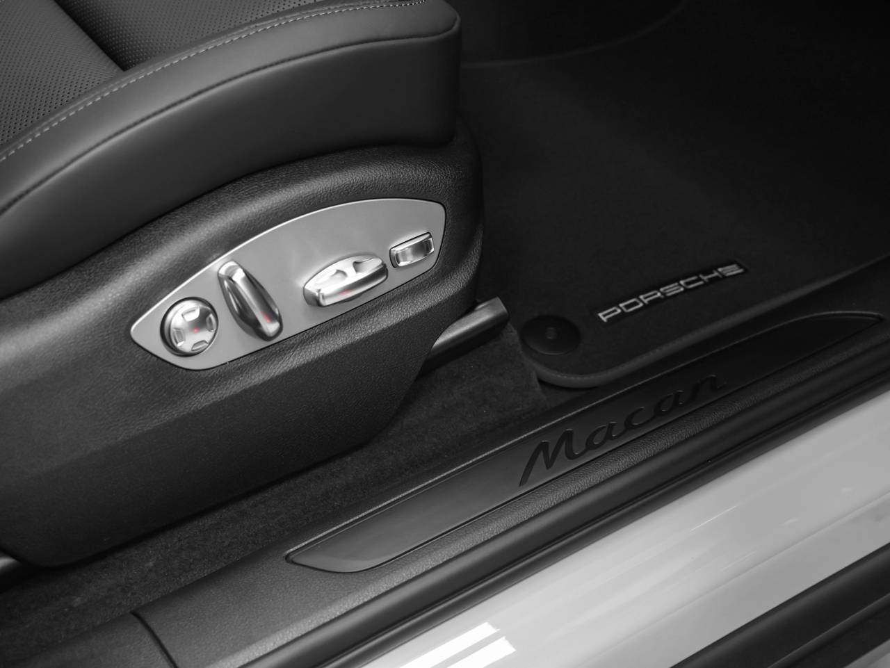 2026 Porsche Macan Base