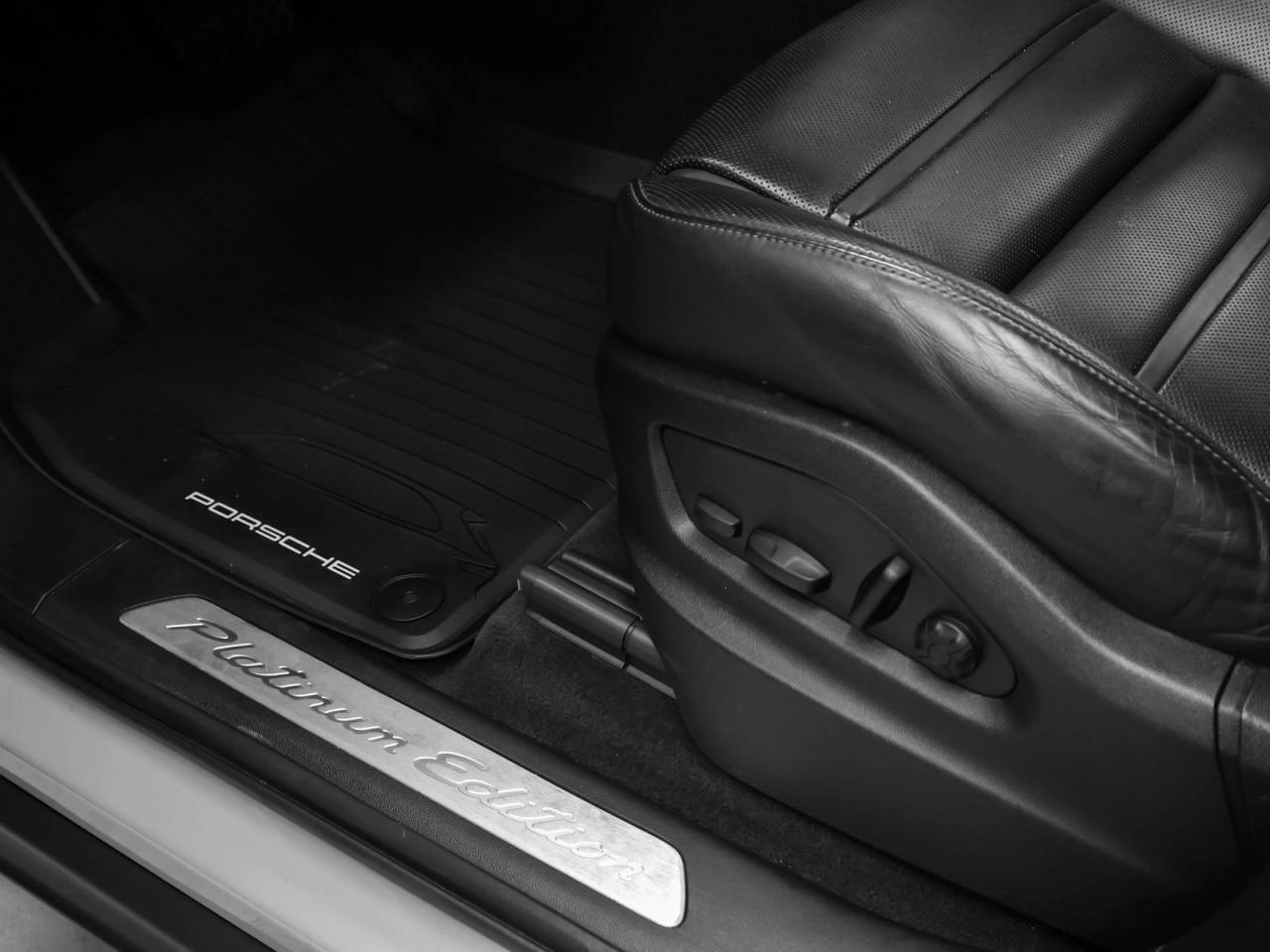 2022 Porsche Cayenne Cayenne Platinum Edition (MY22)