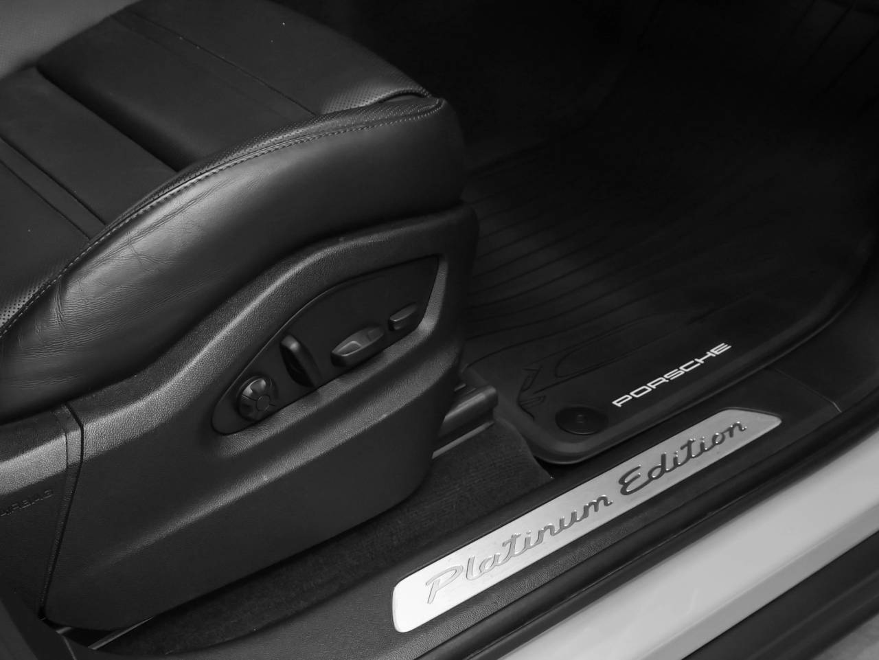 2022 Porsche Cayenne Cayenne Platinum Edition (MY22)