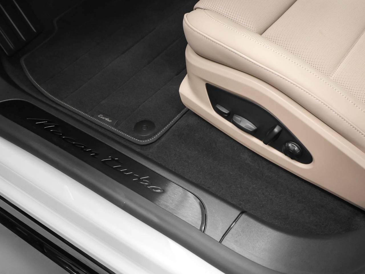 2025 Porsche Macan Macan Turbo Electric