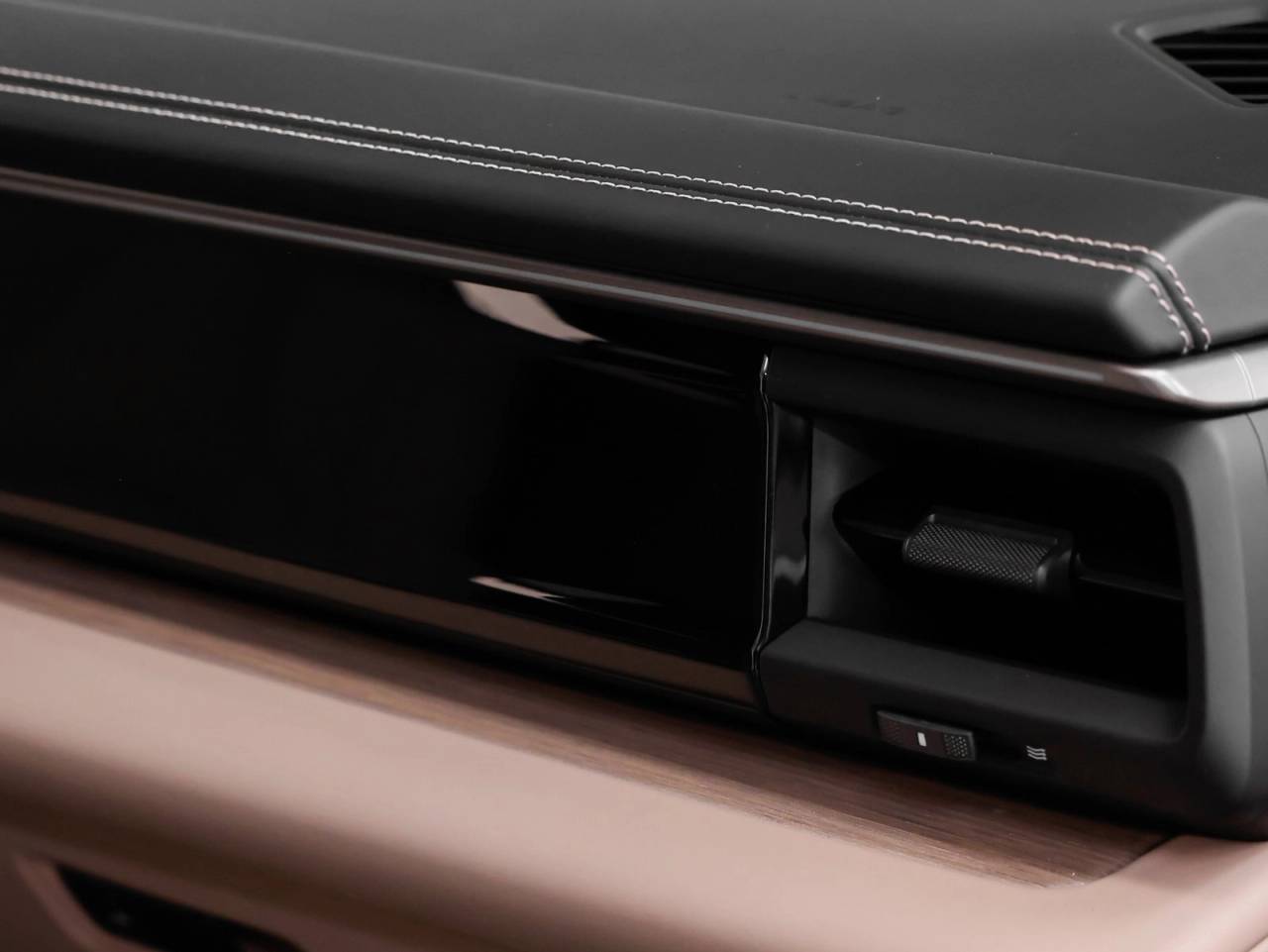 2025 Porsche Macan Macan Turbo Electric