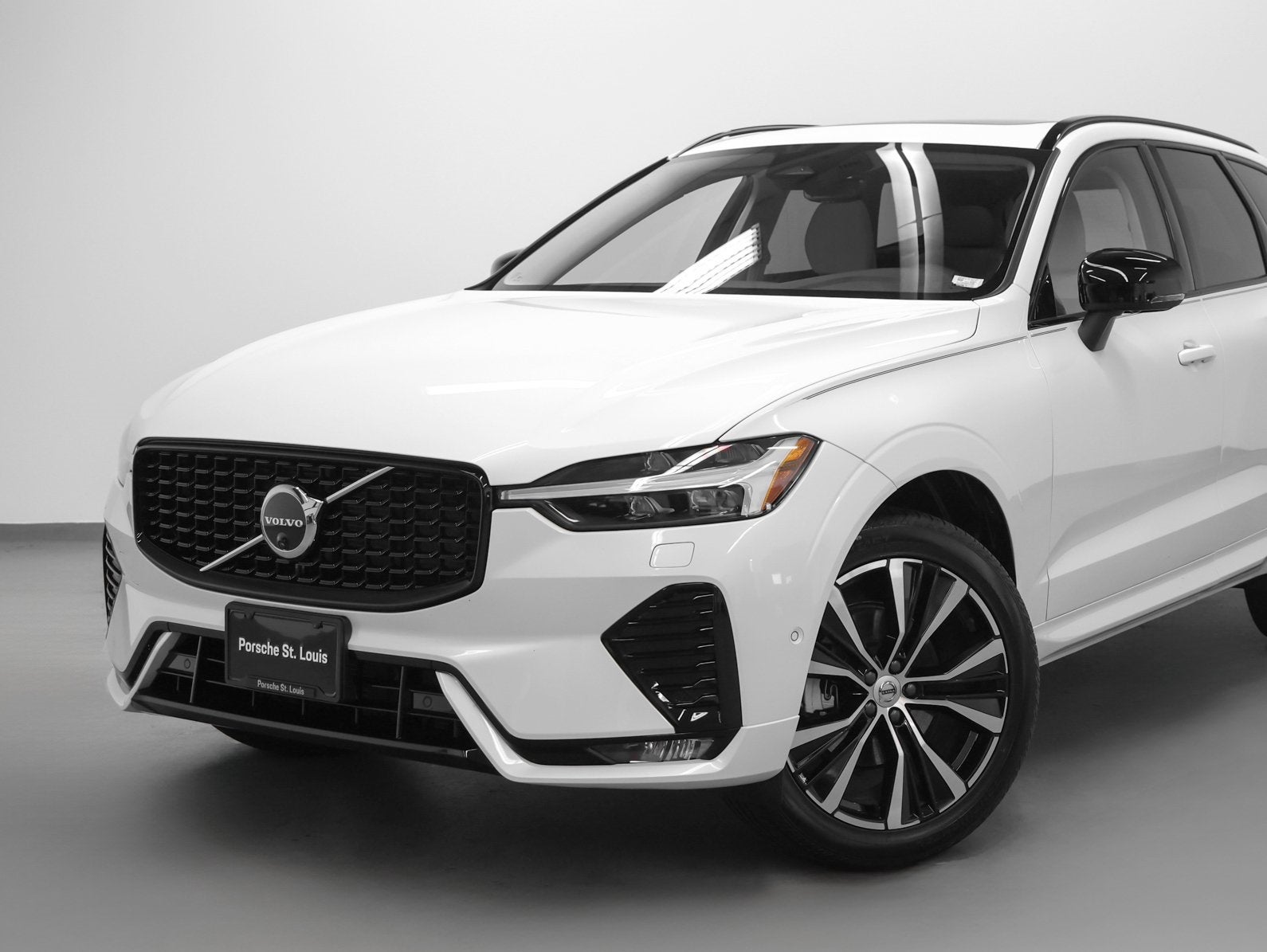 2025 Volvo XC60 B5 Plus