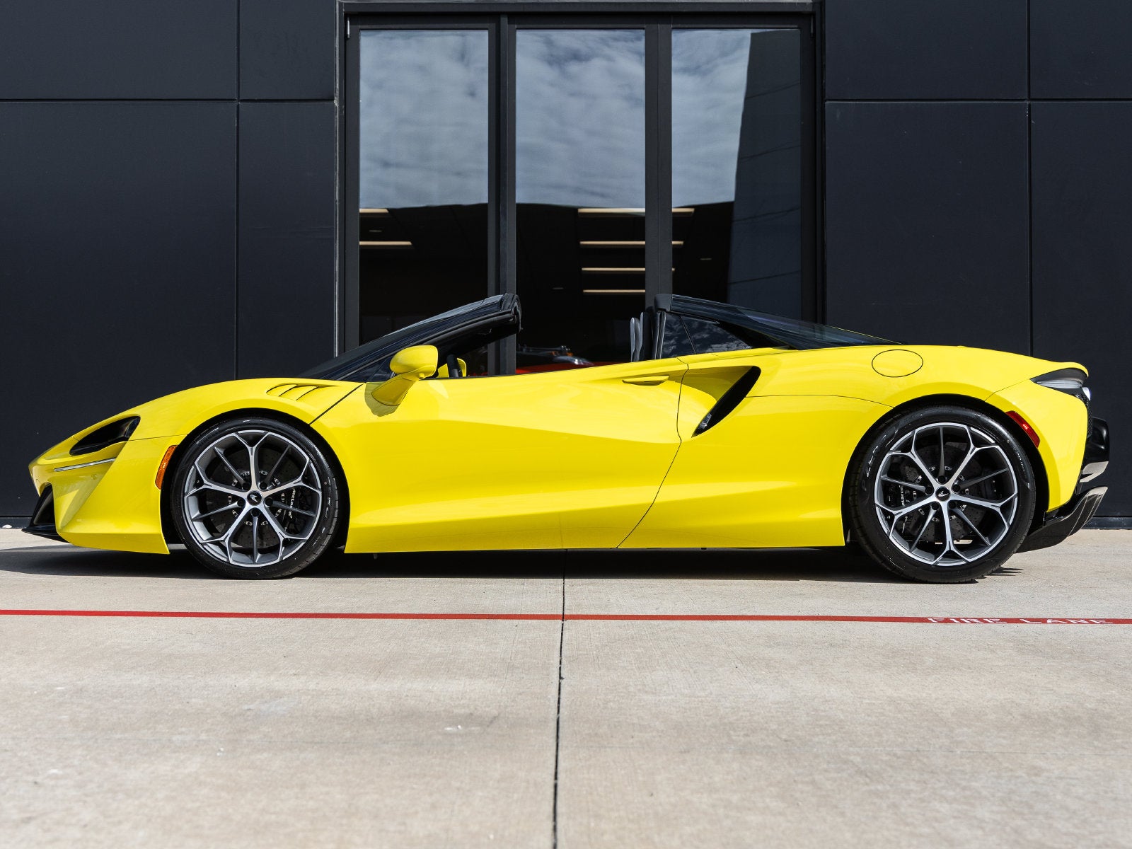 2027 McLaren Artura Base