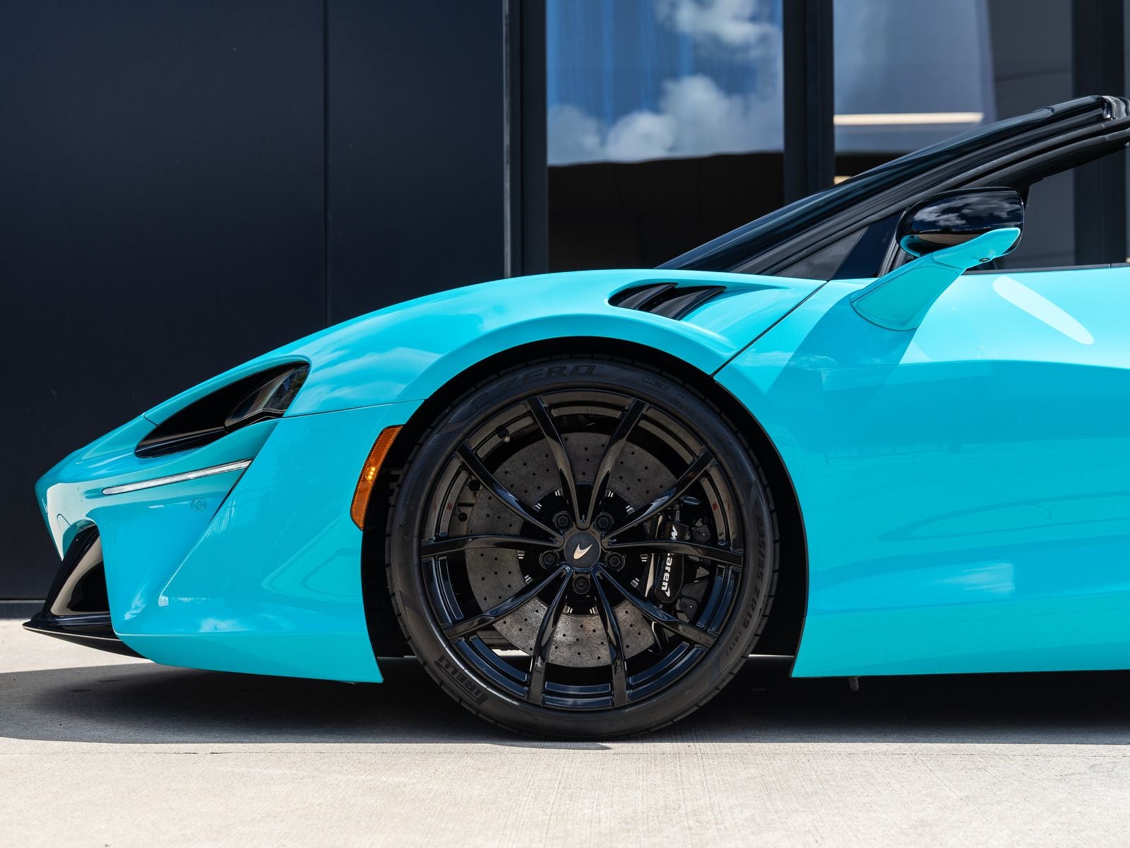 2025 McLaren Artura Base