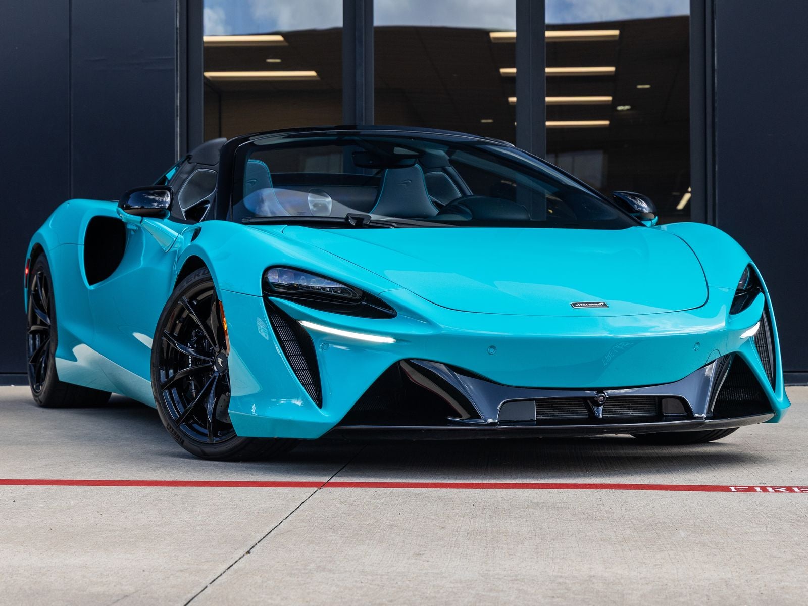 2025 McLaren Artura Base