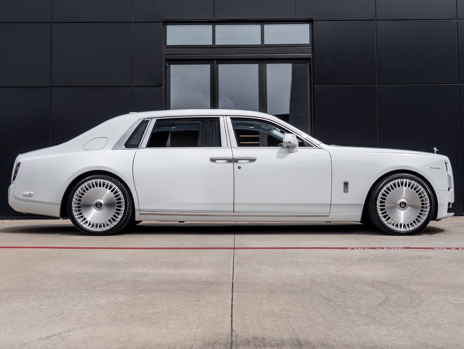2023 Rolls-Royce Phantom Base