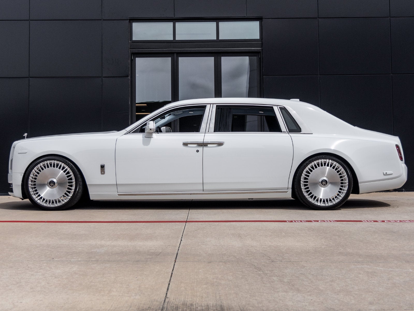 2023 Rolls-Royce Phantom Base