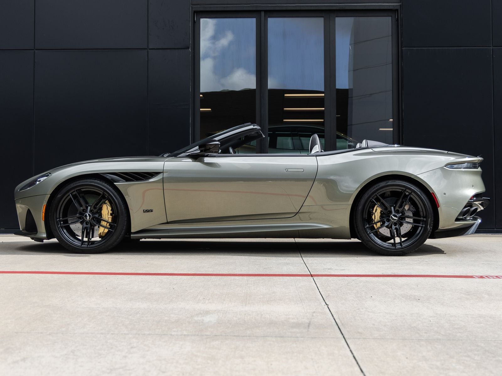 2023 Aston Martin DBS Volante