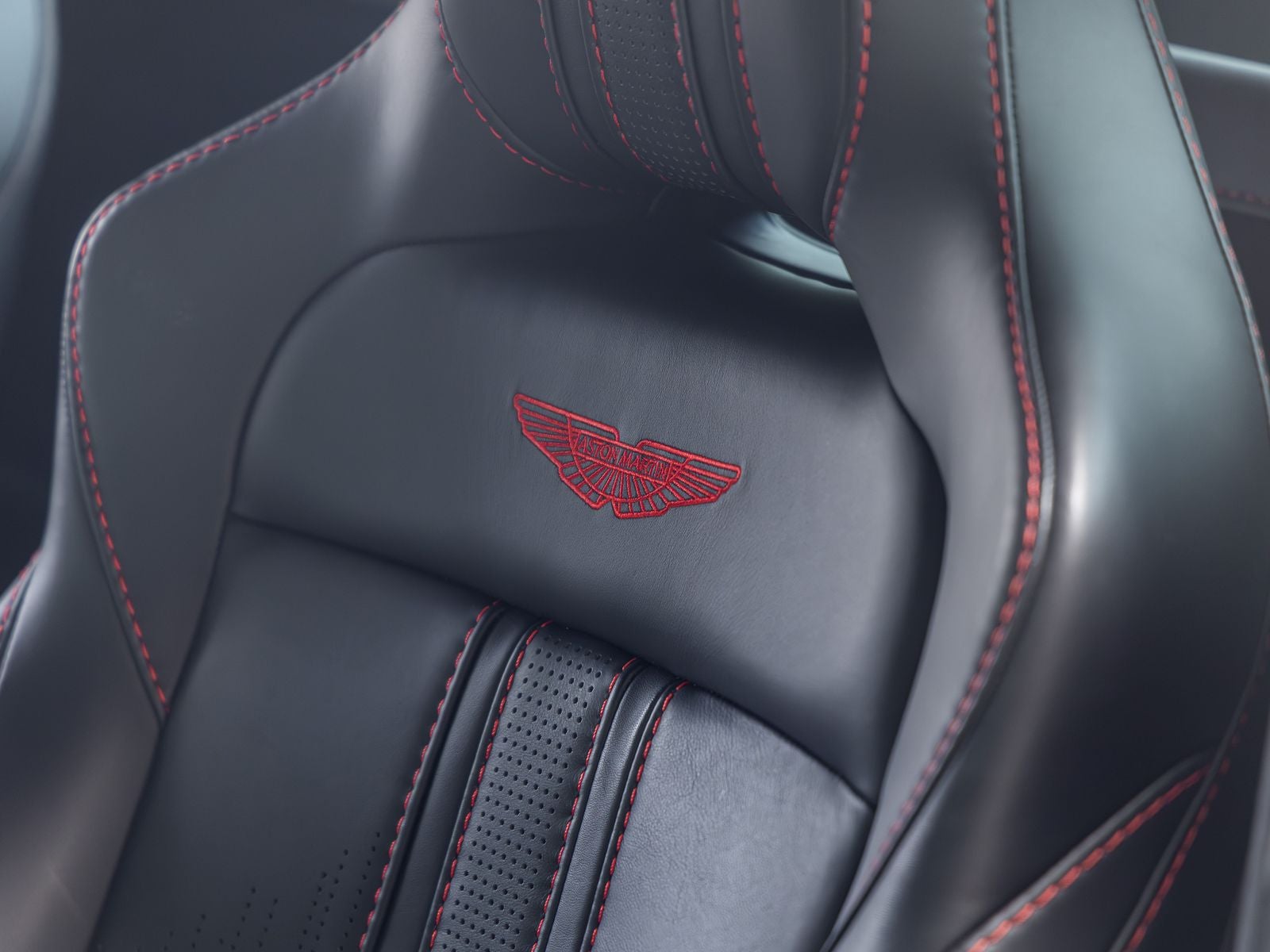 2023 Aston Martin Vantage Base
