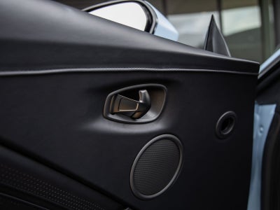 2022 Aston Martin Vantage Base