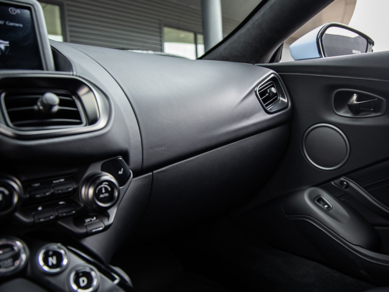 2022 Aston Martin Vantage Base