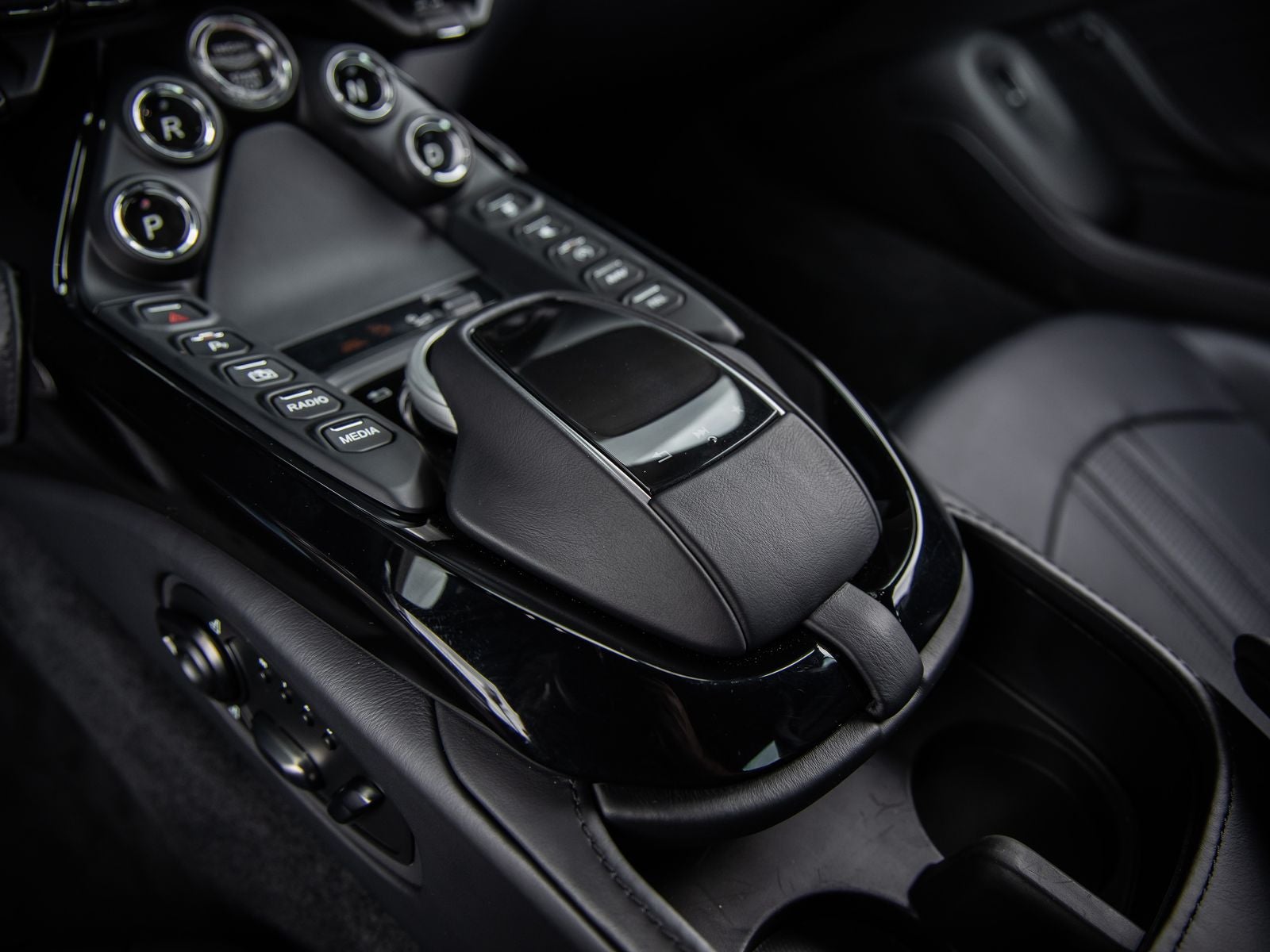 2022 Aston Martin Vantage Base