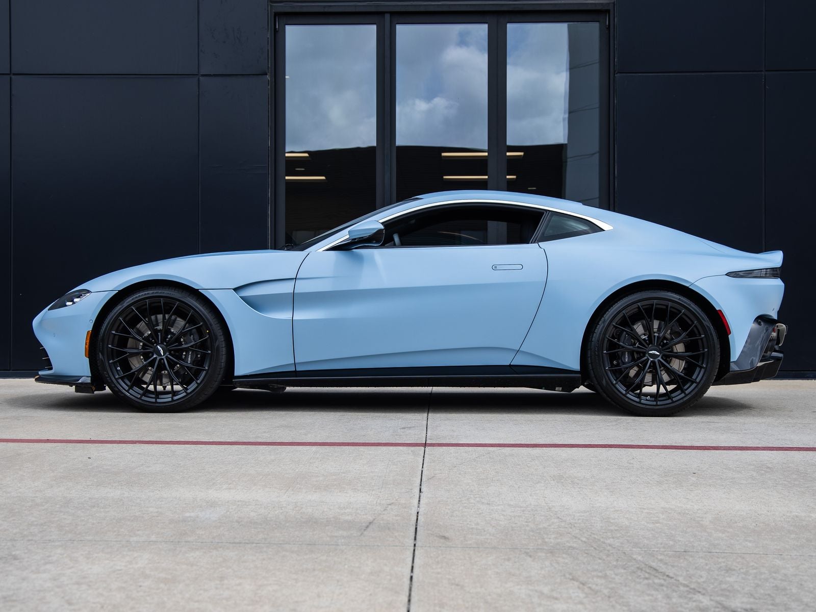 2022 Aston Martin Vantage Base