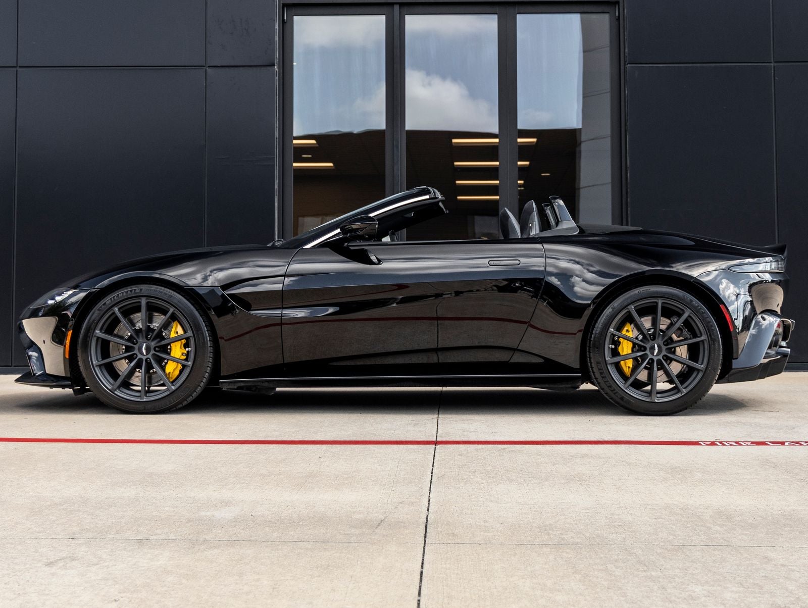 2022 Aston Martin Vantage Base
