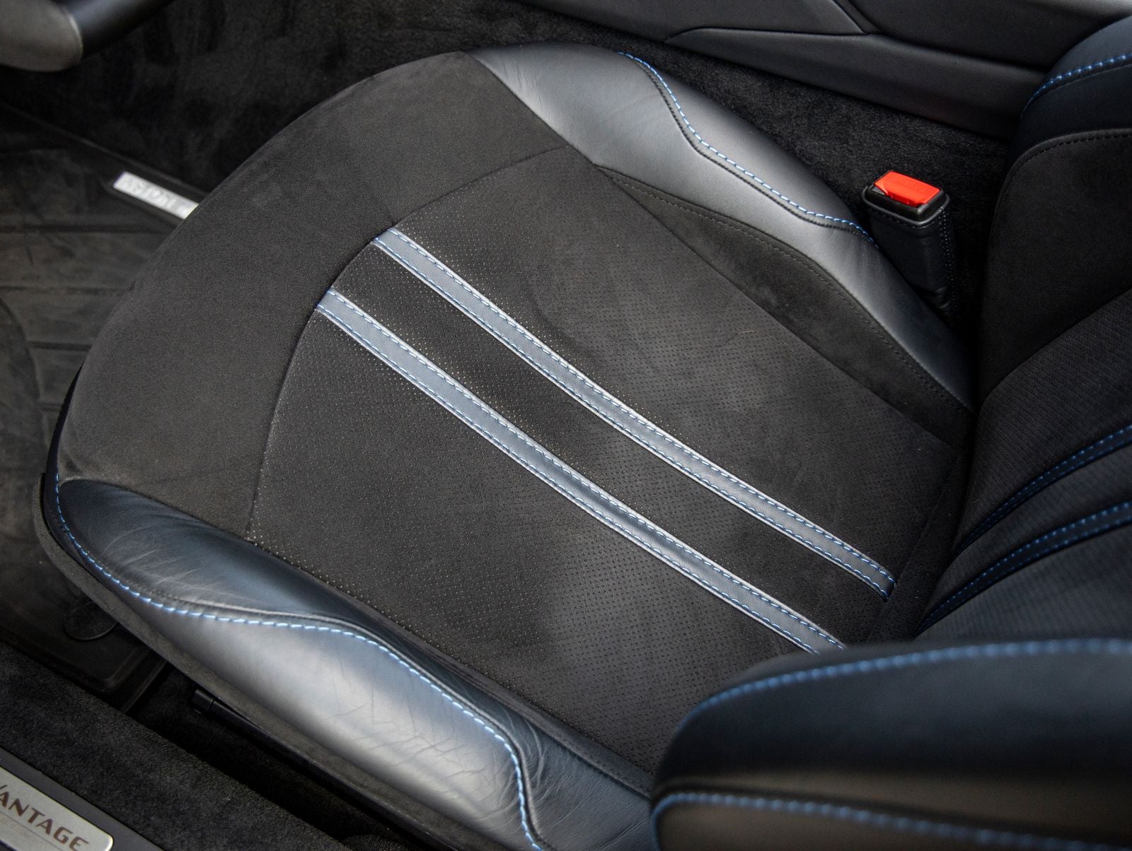 2022 Aston Martin Vantage Base
