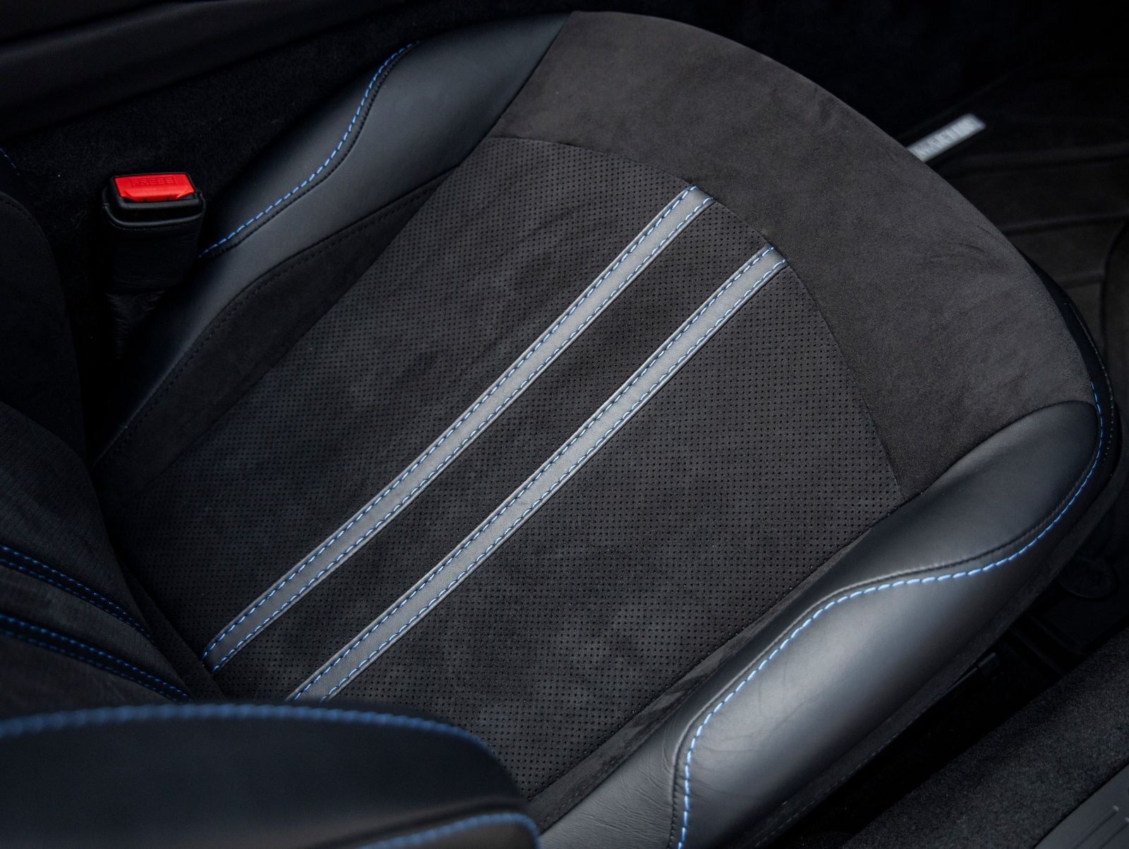 2022 Aston Martin Vantage Base