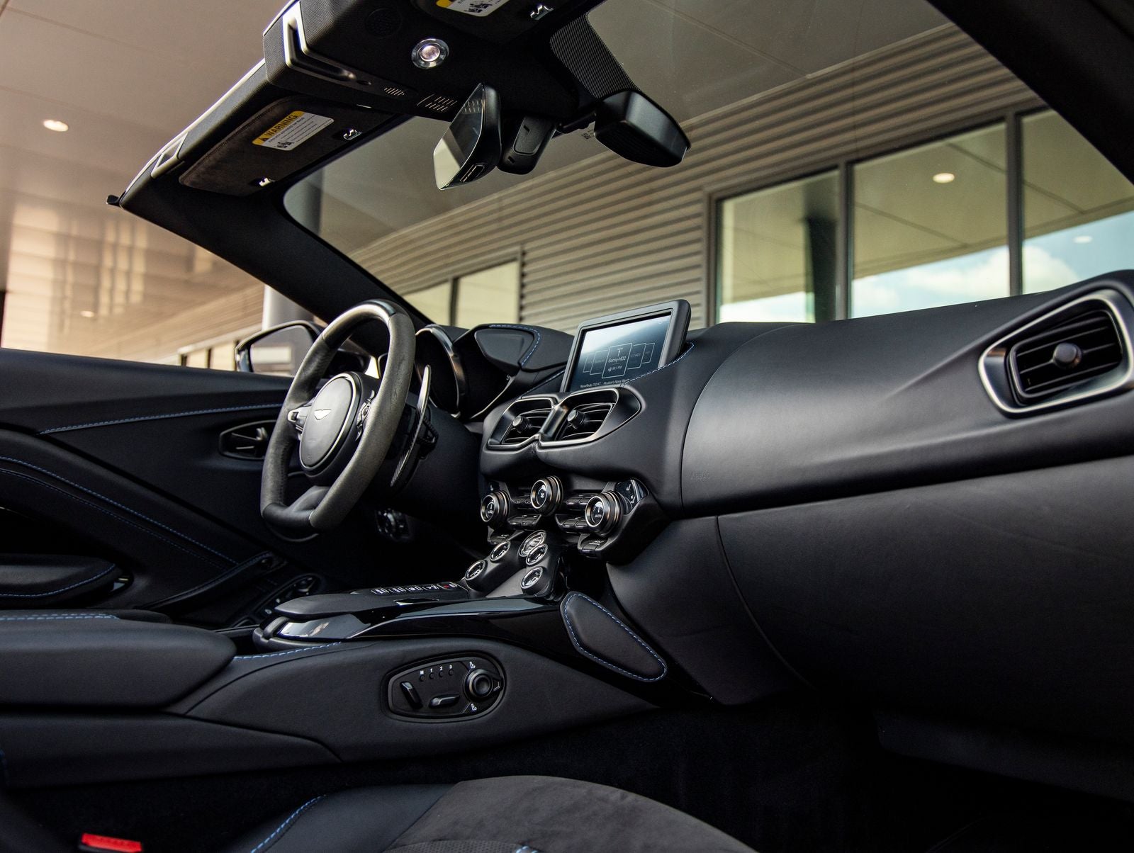 2022 Aston Martin Vantage Base