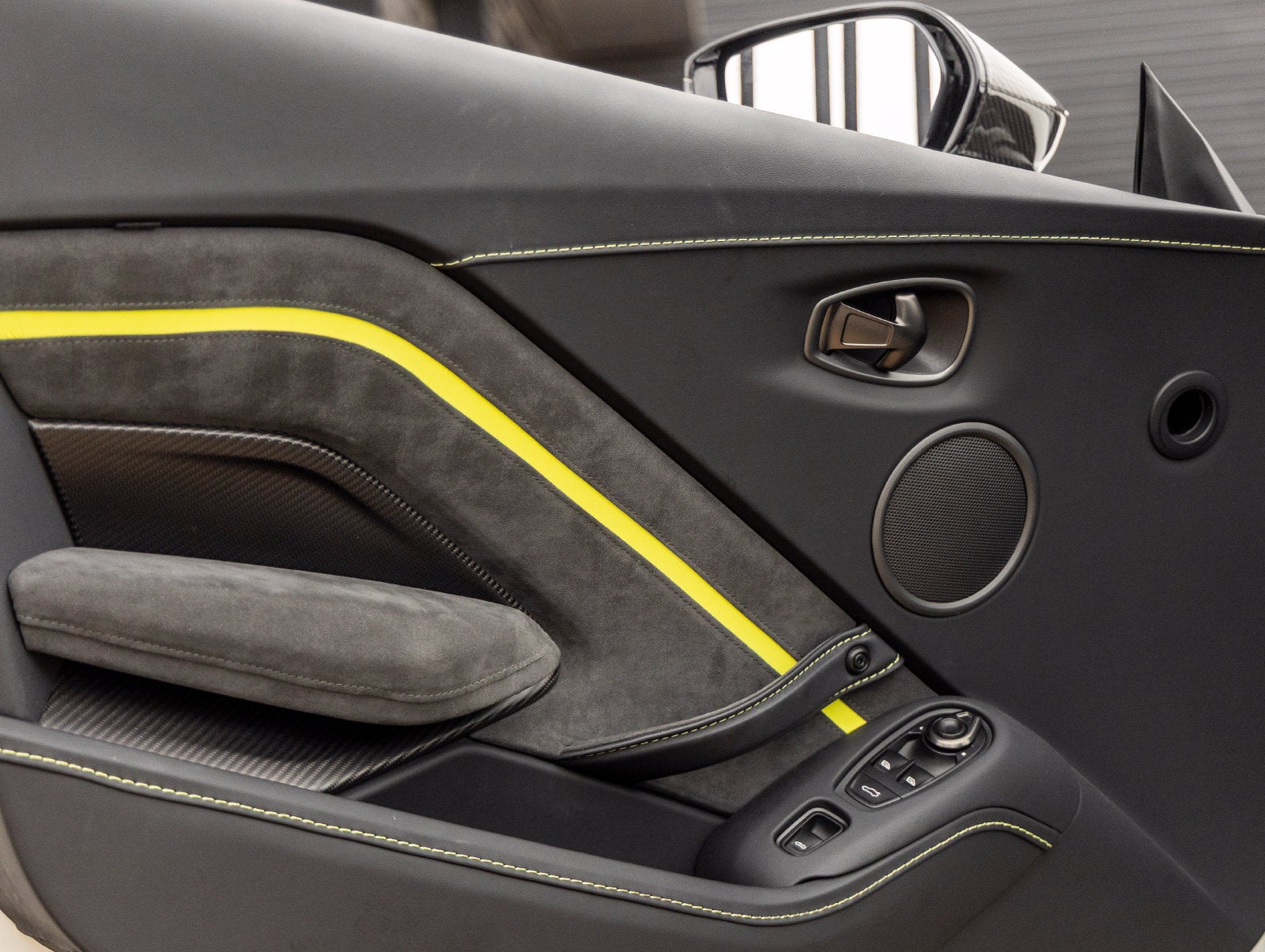 2023 Aston Martin Vantage Base
