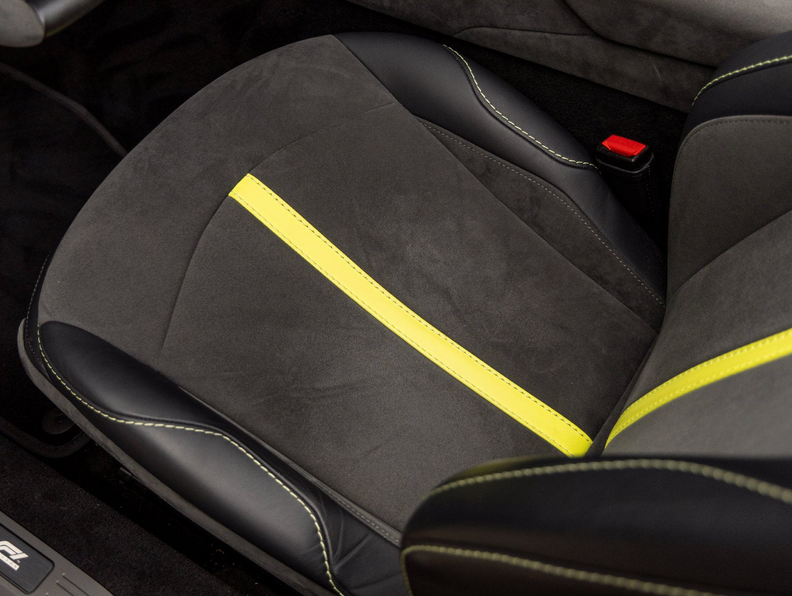 2023 Aston Martin Vantage Base