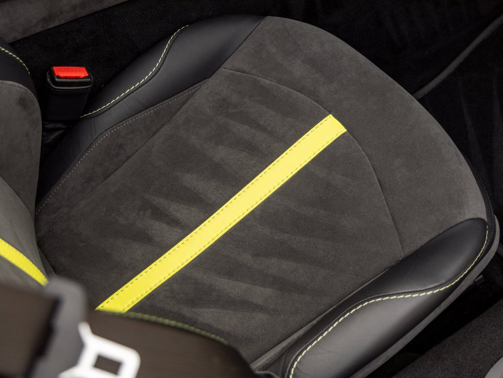 2023 Aston Martin Vantage Base