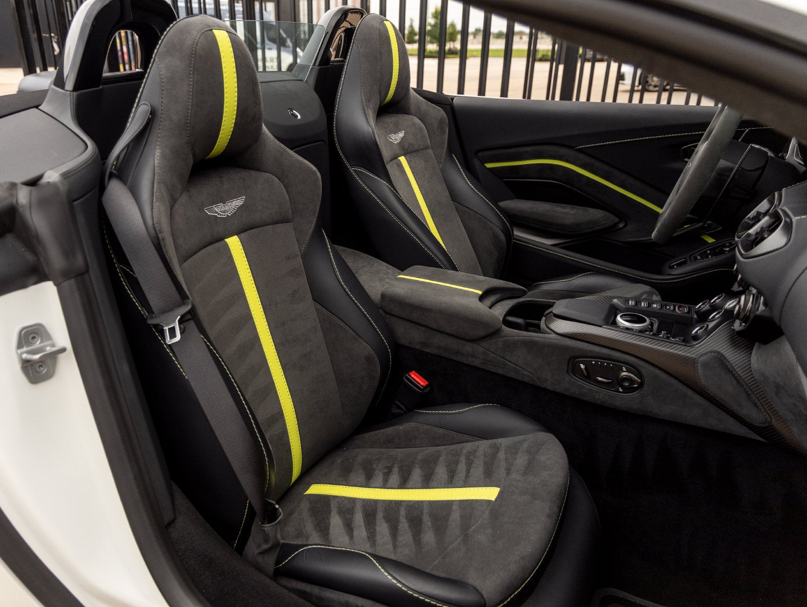 2023 Aston Martin Vantage Base
