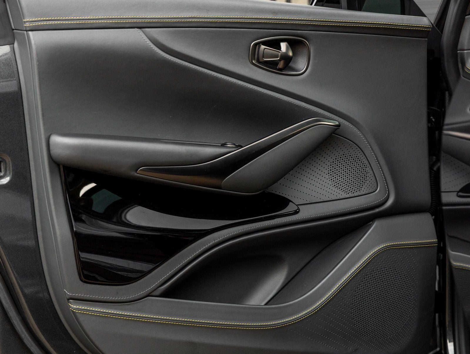 2024 Aston Martin DBX 707