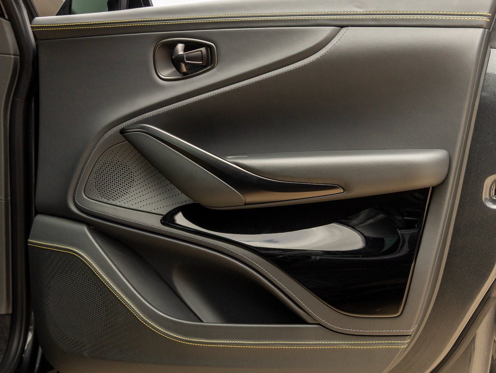 2024 Aston Martin DBX 707