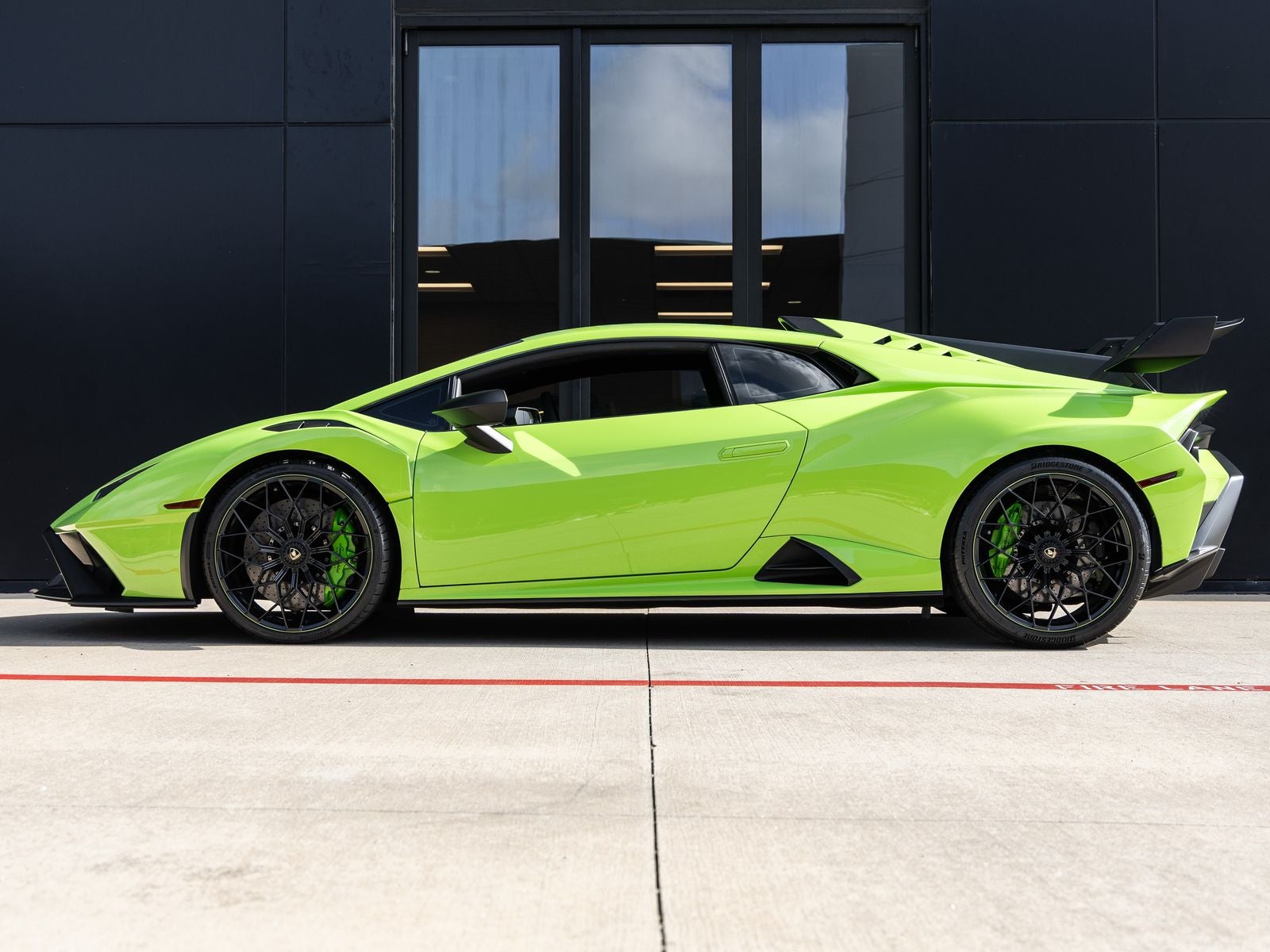 2023 Lamborghini Huracan STO Base
