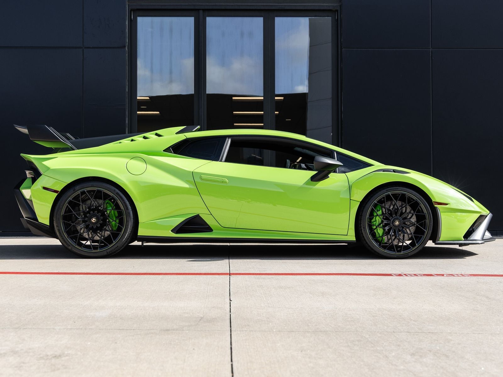 2023 Lamborghini Huracan STO Base