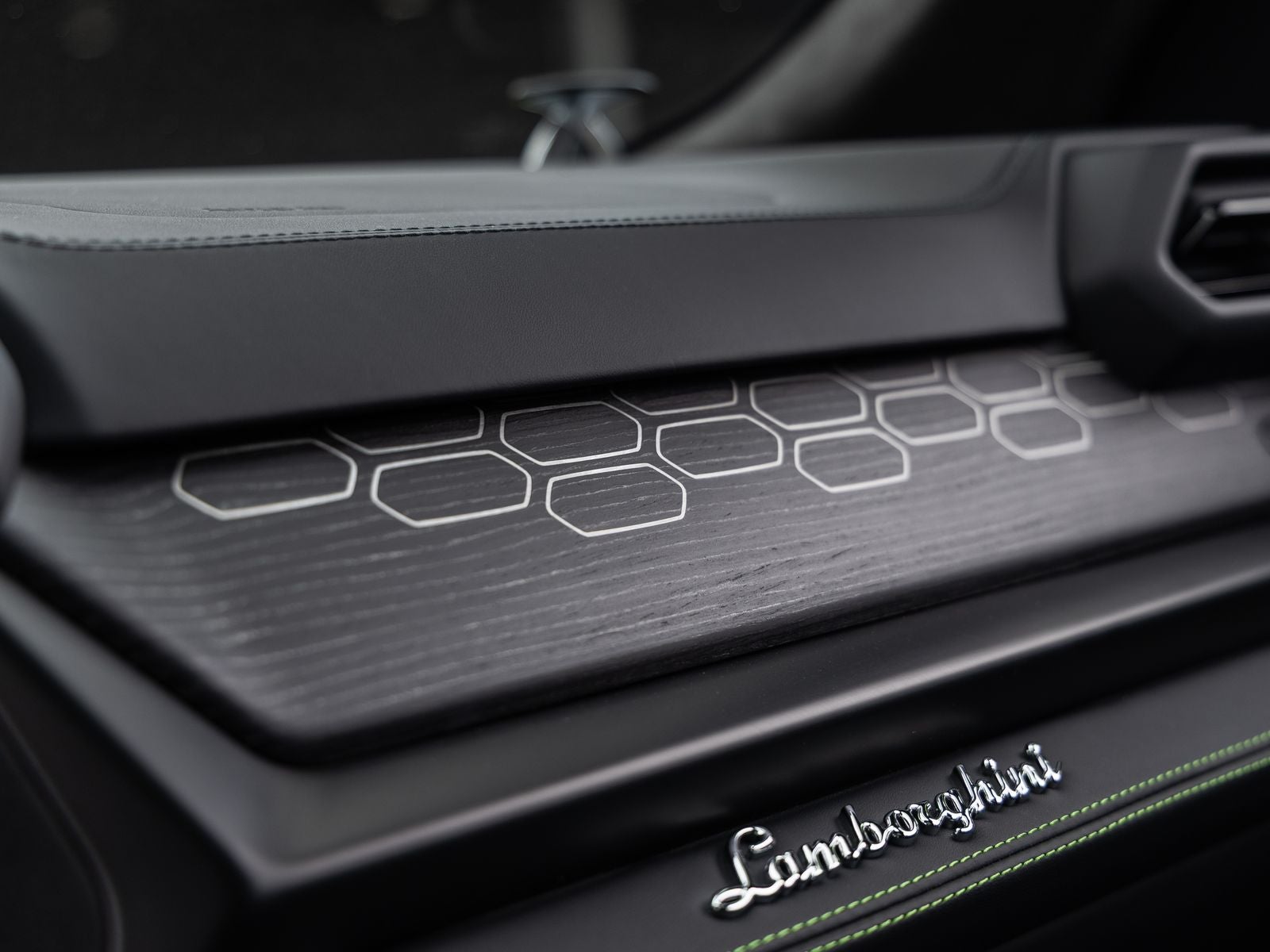 2025 Lamborghini Urus SE