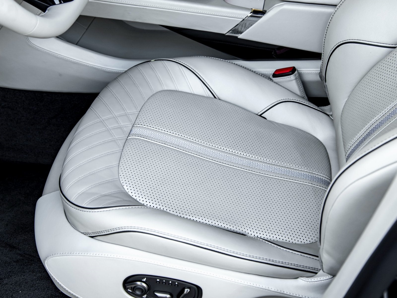 2025 Aston Martin DBX 707