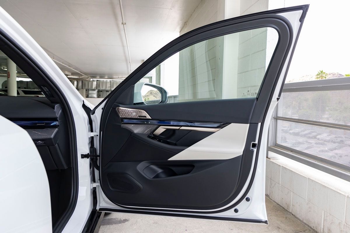 2026 BMW 550e 550e xDrive