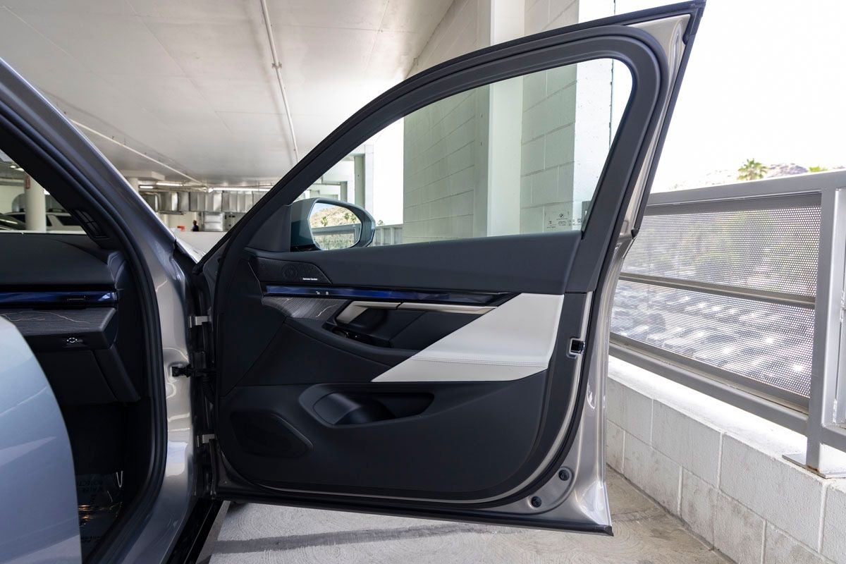 2026 BMW 550e 550e xDrive