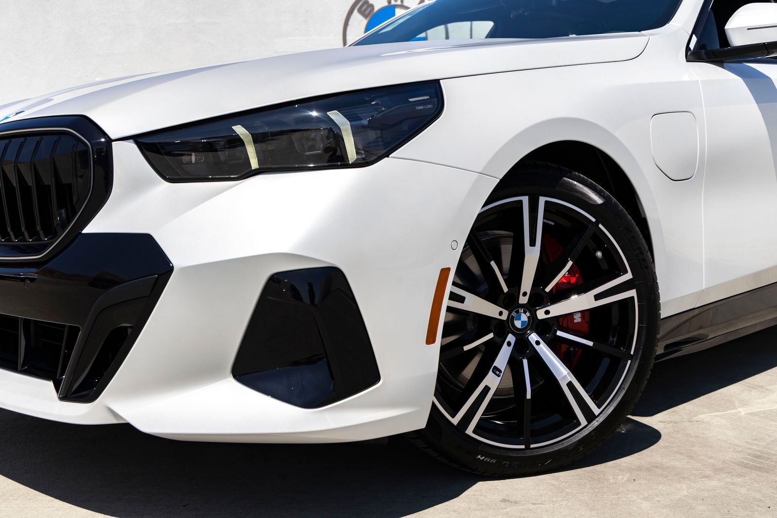 2027 BMW 550e Base
