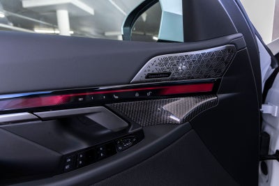 2027 BMW 550e Base