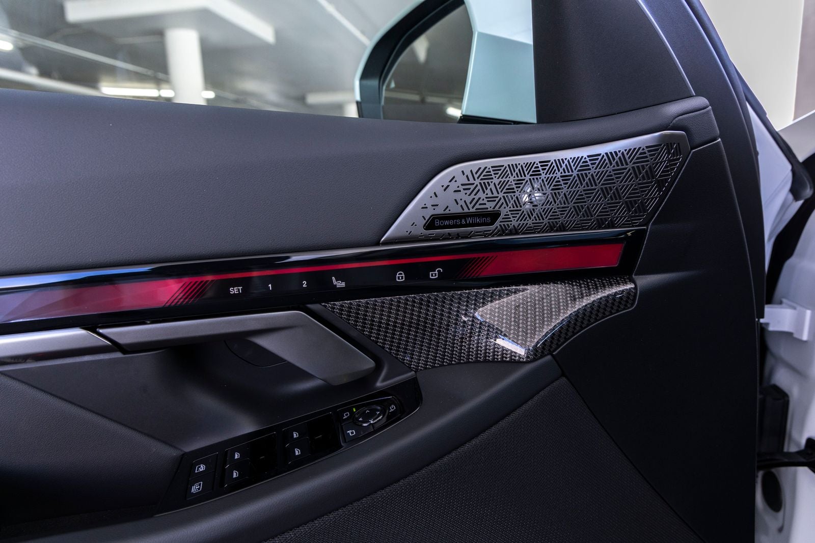 2027 BMW 550e Base
