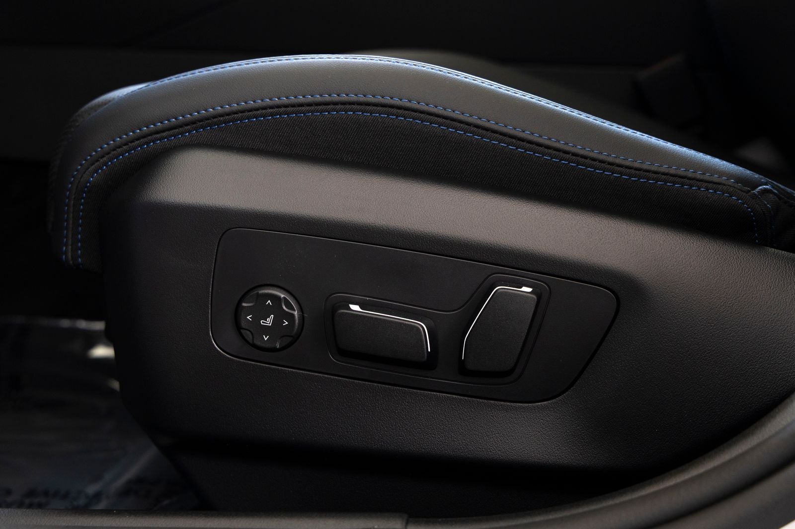 2027 BMW 550e Base