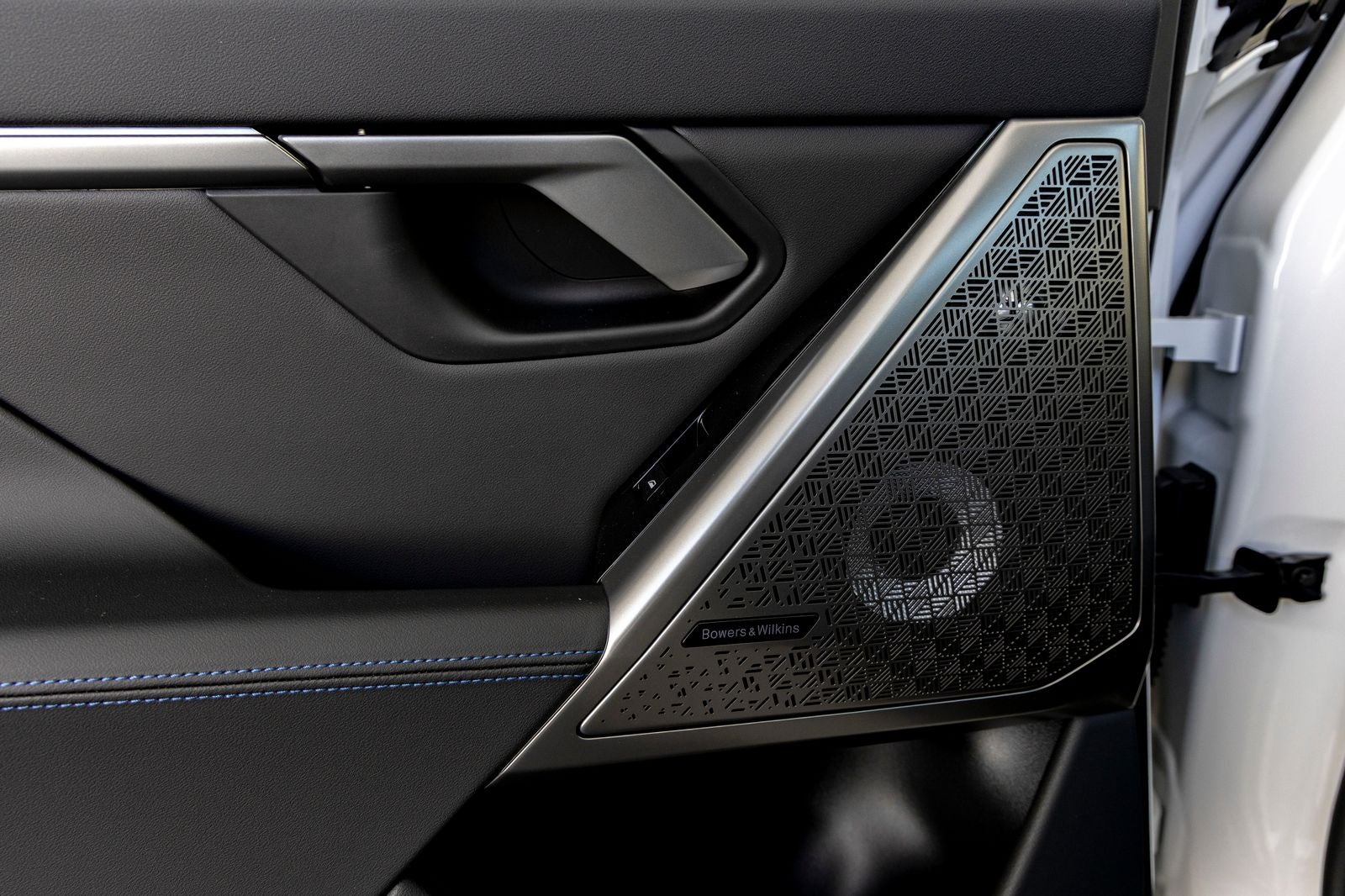 2027 BMW 550e Base