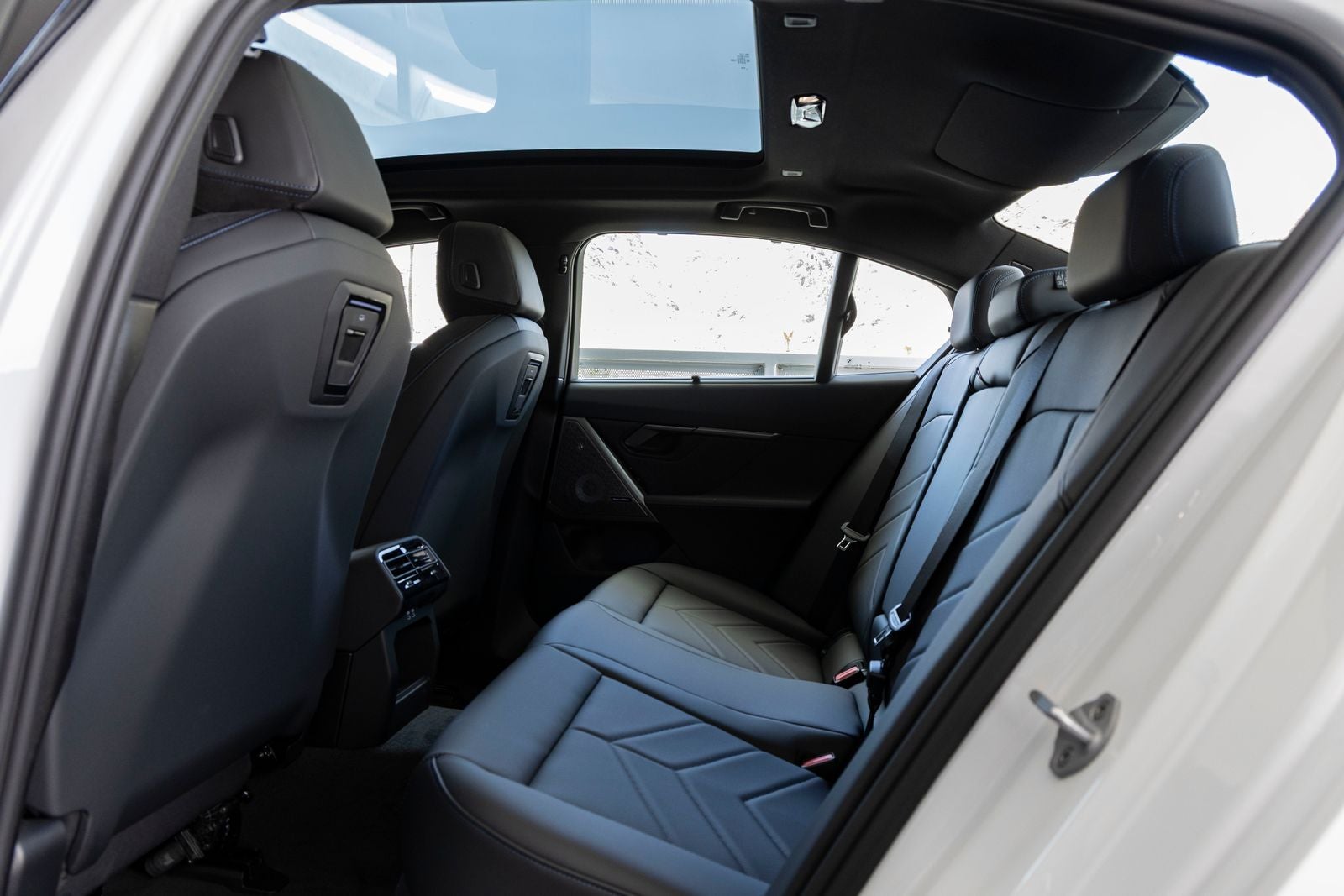 2027 BMW 550e Base