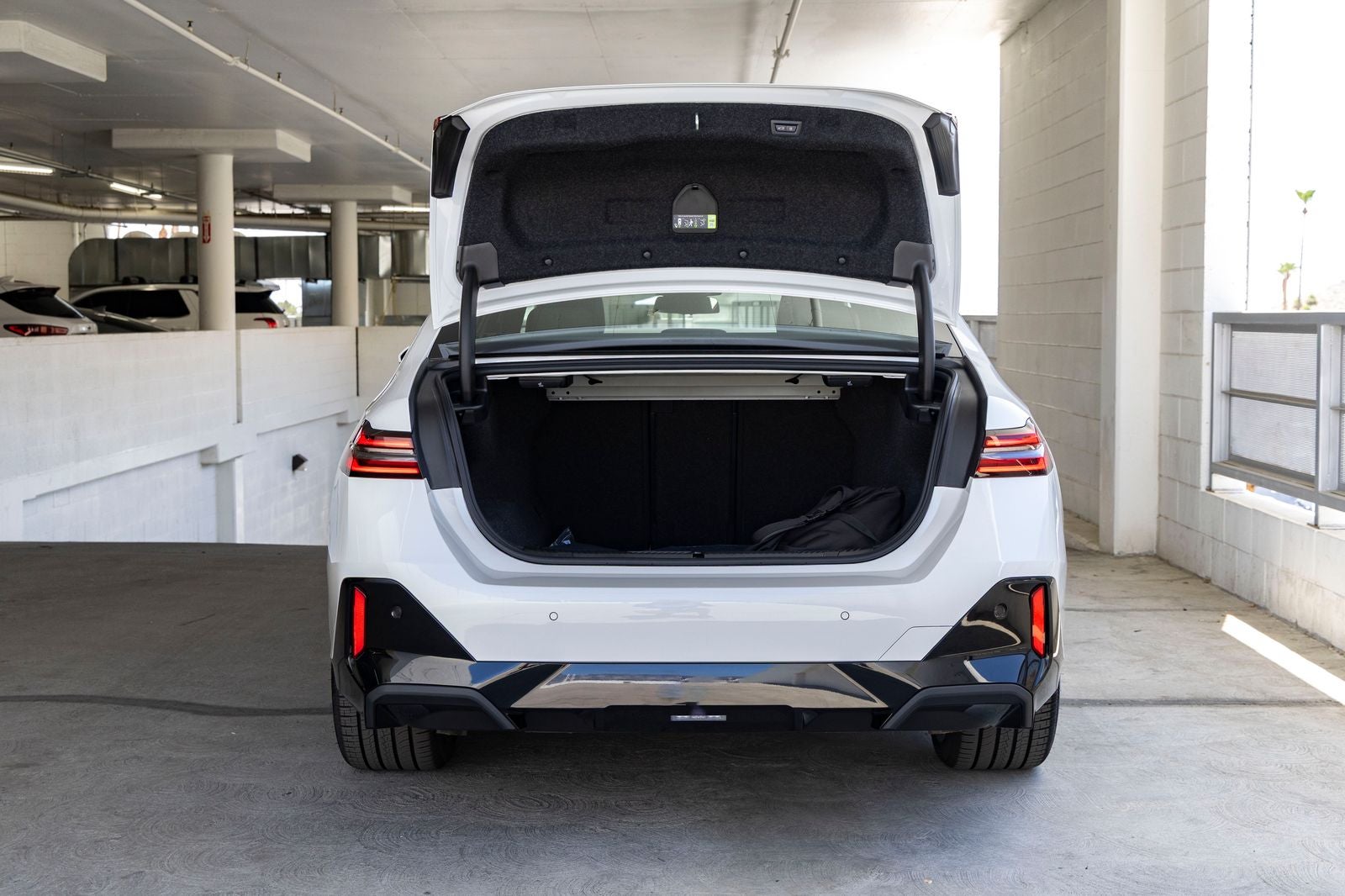 2027 BMW 550e Base
