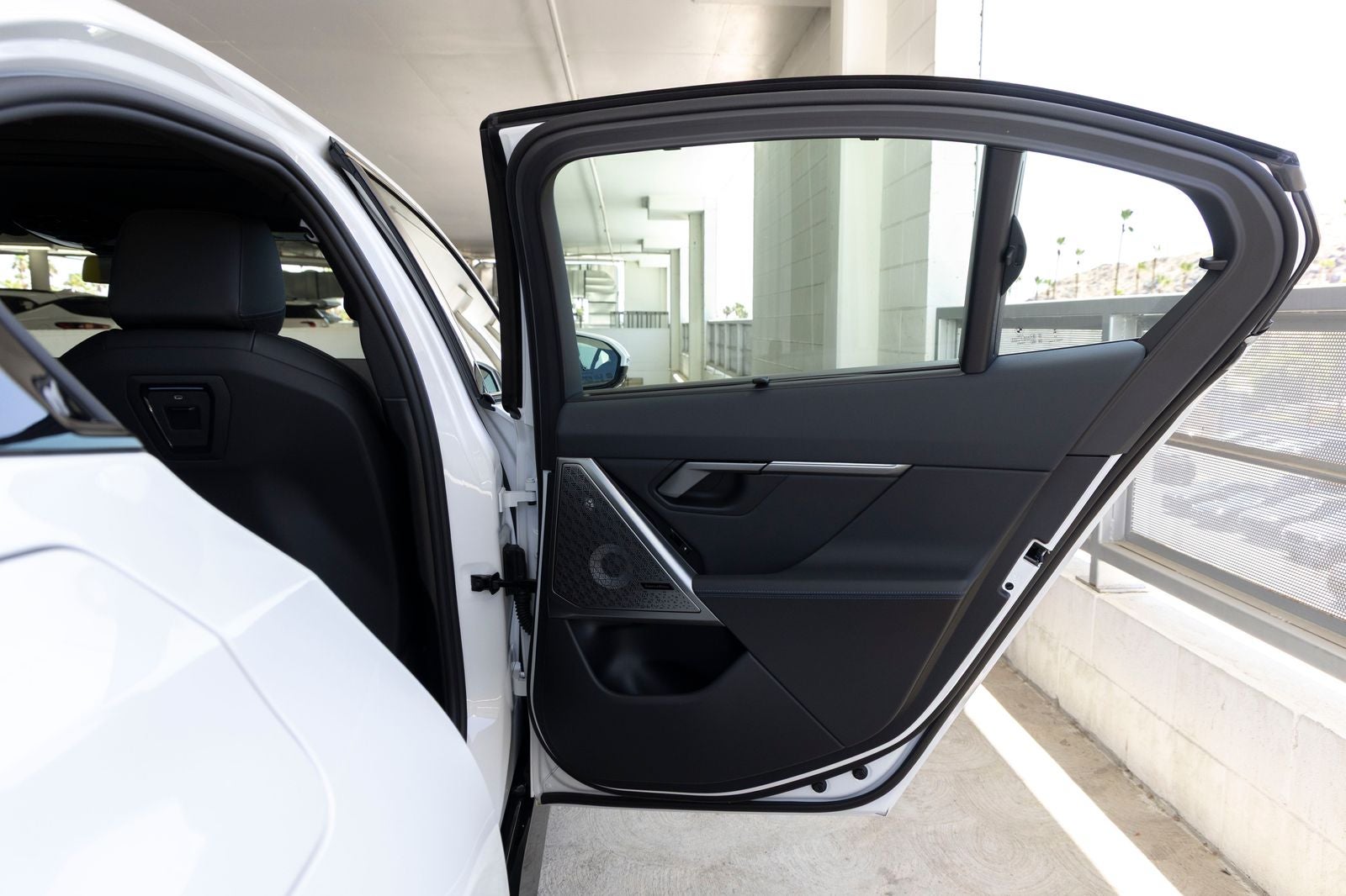 2027 BMW 550e Base