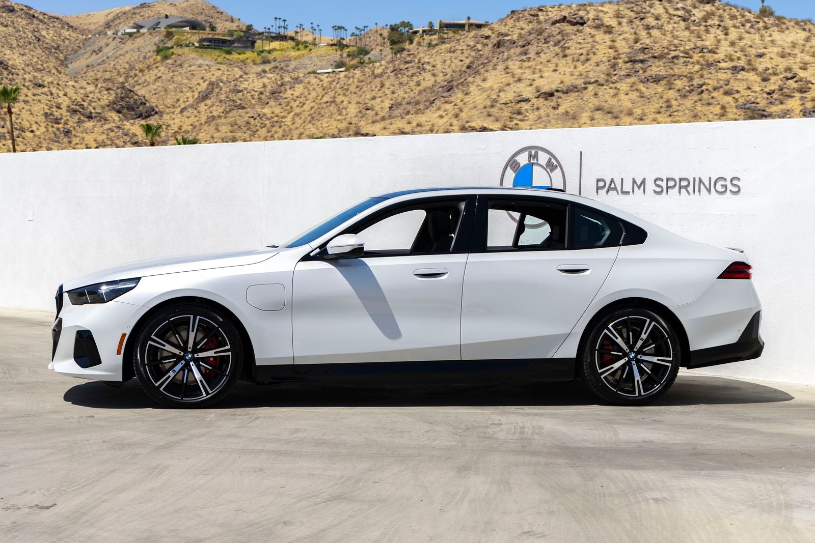 2027 BMW 550e Base