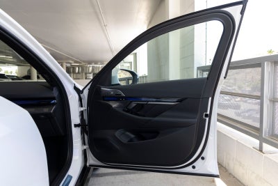 2027 BMW 550e Base