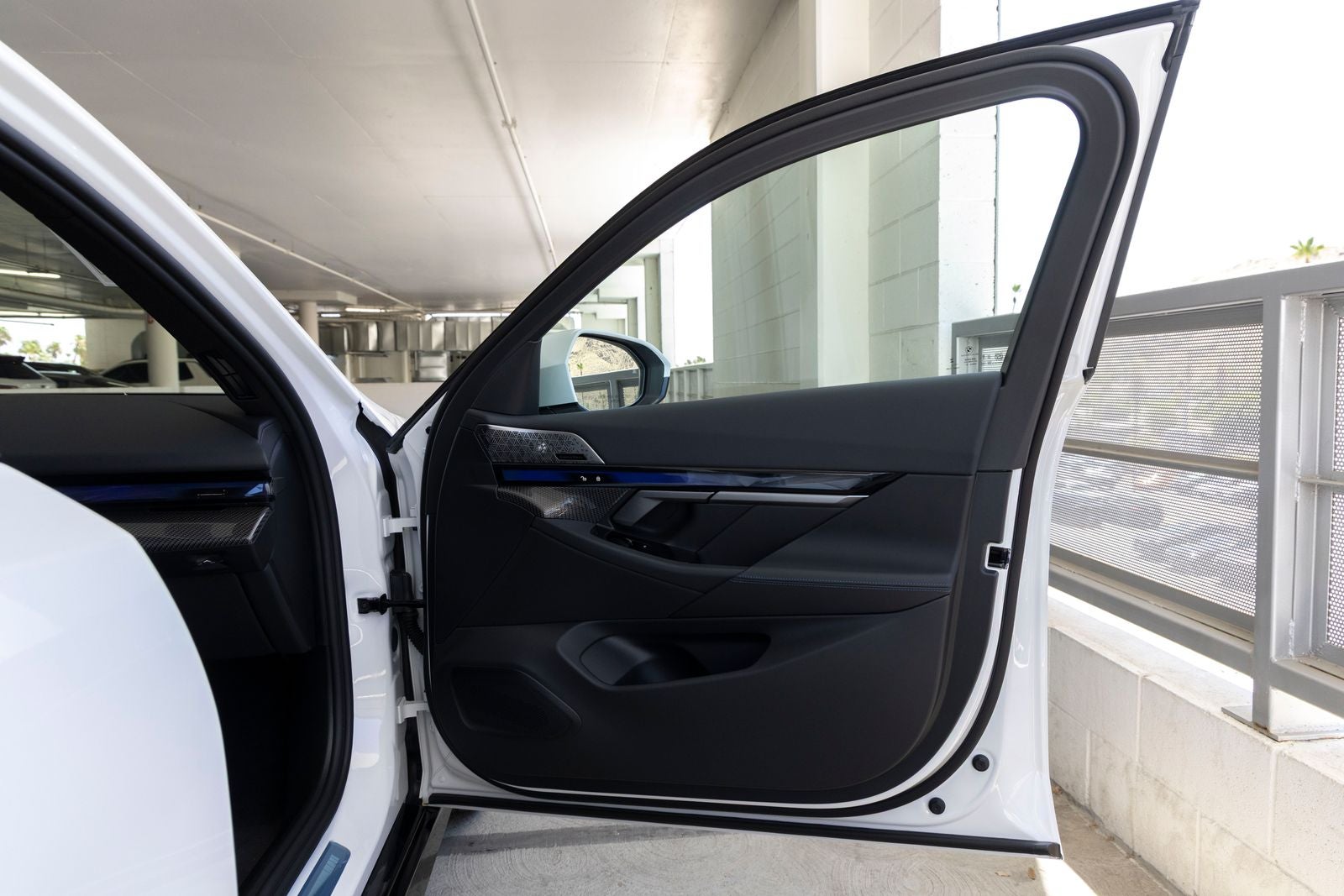 2027 BMW 550e Base