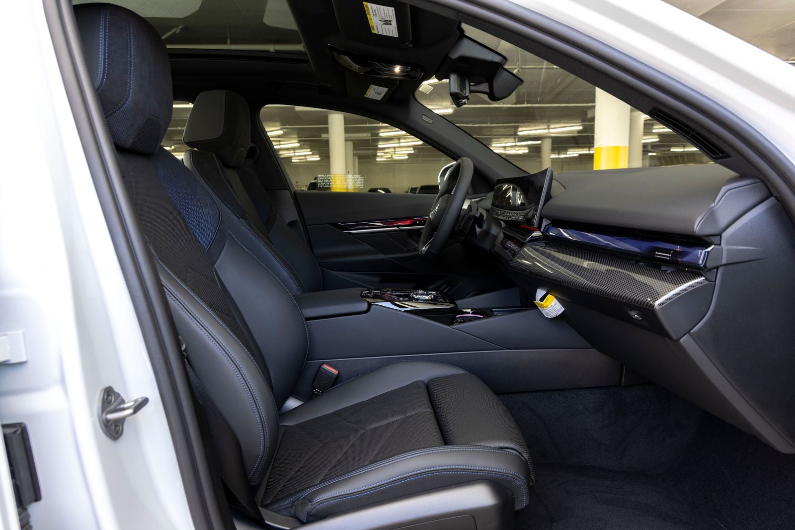 2027 BMW 550e Base